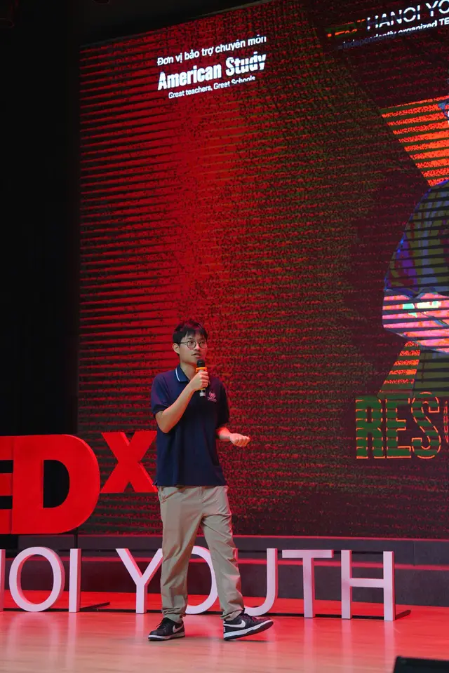 Đỗ Gia Khánh speaking at TEDxHanoiYouth